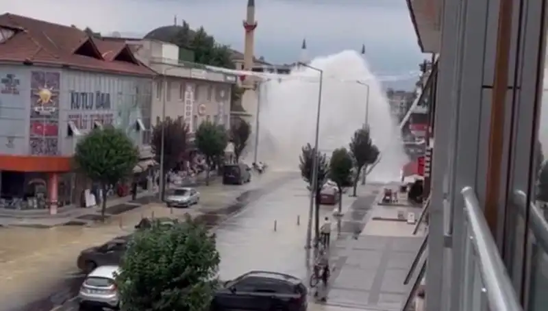 Ankara'da Şok! İçme Suyu Hattı Patladı, Sokaklar İçinde Su Gökleri Şeklinde Fışkırıyor!