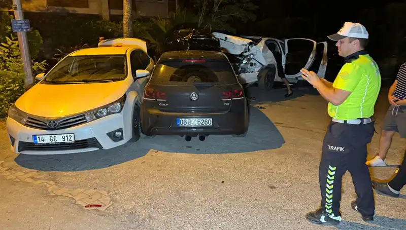 Alkollü Sürücü, Ankara'da Üç Araçla Kaza Yaptı: Sokaklar Kargaşaya Dönüştü!