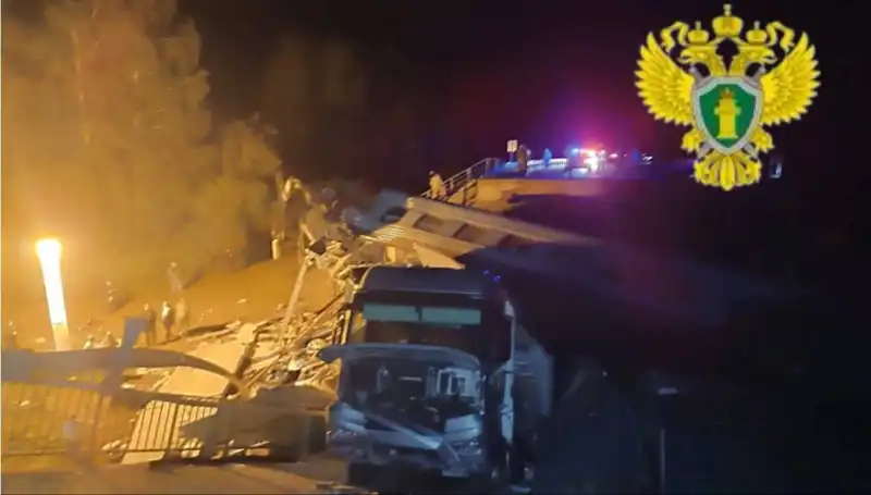 Rusya'da İki Köprünün Çöküşü ve Raydan Çıkan Trenler: Yedi Kayıp