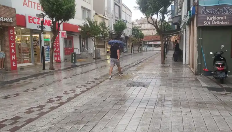 Kırklareli'de Sağanak Yağış Hayatı Olumsuz Etkiledi: Sular Yükseldi!