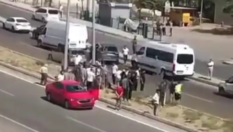 Ankara'da Yolun Karşısına Geçen Yayaya Otomobil Çarptı, Durum Ciddiyetini Koruyor