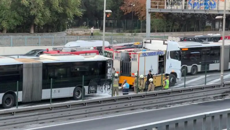 İstanbul'da Metrobüs Yangını: Trafik Kabusu Başladı!