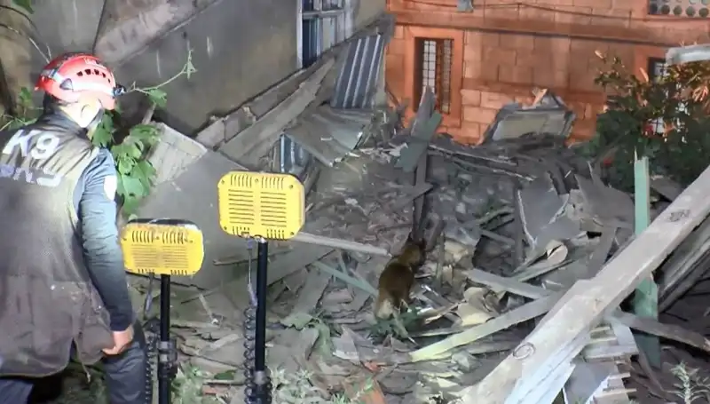 İstanbul'da Deprem Sonrası Yıkılan Bina, Halkı Şaşkına Çevirdi