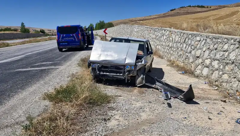 Kontrolden Çıkan Otomobil Duvara Çarptı: Başkent’te Korkutan Kaza